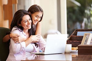 mom-teen-daughter-laptop